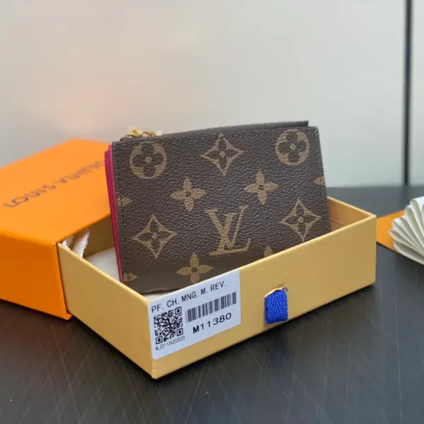 高仿包包LV Lisa錢包 | Monogram帆布紅色短夾 | LV Circle標誌拉鏈零錢格-M11380 高仿包包