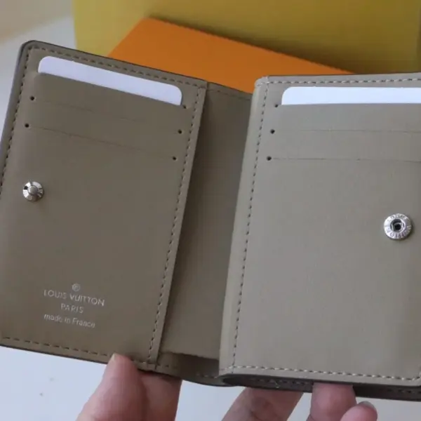 高仿LV Cléa Mahina小牛皮錢包 | 卵石灰Monogram打孔設計-M80817
