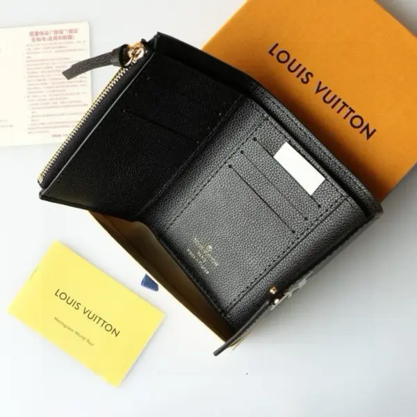 高仿LV Victorine Monogram Empreinte 女士钱包 - 奢华小巧多功能皮夹-M80968 15 高仿LV Victorine Monogram Empreinte 女士钱包 - 奢华小巧多功能皮夹-M80968