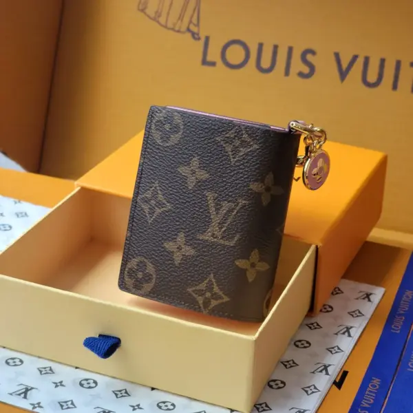 高仿LV Charms 口袋錢包 | Monogram帆布粉色款 附琺瑯吊飾 女士時尚小皮件-M14718 12 高仿LV Charms 口袋錢包 | Monogram帆布粉色款 附琺瑯吊飾 女士時尚小皮件-M14718