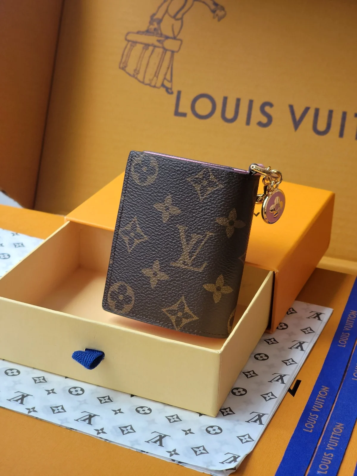 高仿LV Charms 口袋錢包 | Monogram帆布粉色款 附琺瑯吊飾 女士時尚小皮件-M14718 3 高仿LV Charms 口袋錢包 | Monogram帆布粉色款 附琺瑯吊飾 女士時尚小皮件-M14718