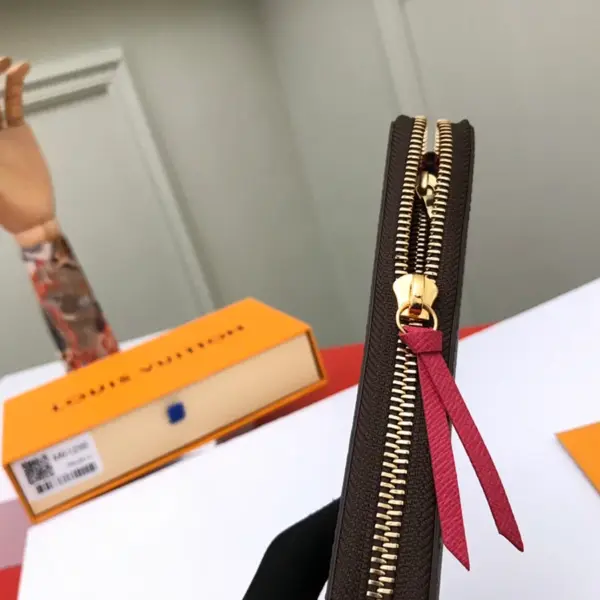 高仿LV Clémence Monogram帆布女士钱包 - 多功能小巧皮夹-M60742 15 高仿LV Clémence Monogram帆布女士钱包 - 多功能小巧皮夹-M60742