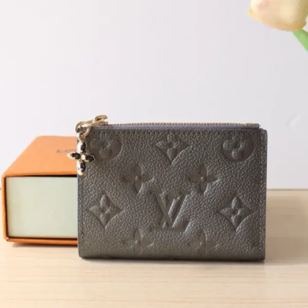 高仿LV Lisa Monogram Empreinte闪亮效果女士短夹 - 派对季奢华之选-M12536 高仿LV