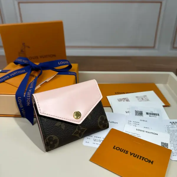 高仿LV Zoé錢包 | Monogram帆布玫瑰粉牛皮 時尚迷你錢包-M62933 12 高仿LV Zoé錢包 | Monogram帆布玫瑰粉牛皮 時尚迷你錢包-M62933