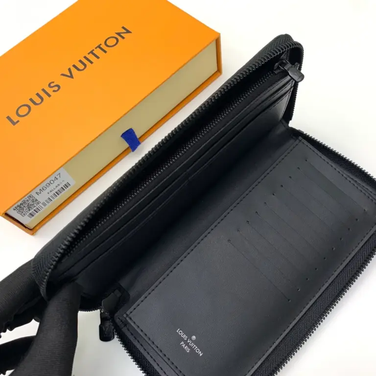 高仿LV 男士Taurillon皮革Monogram压花拉链直式钱包 - 优雅多功能设计-M69047