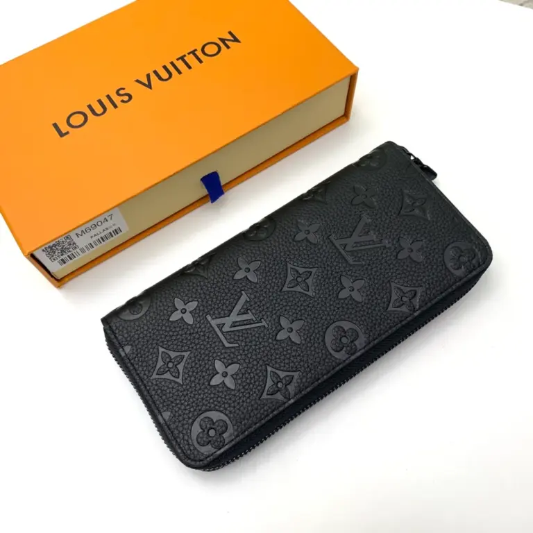 高仿LV 男士Taurillon皮革Monogram压花拉链直式钱包 - 优雅多功能设计-M69047