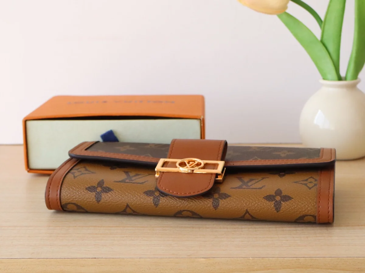 高仿LV Sarah Dauphine 錢包 | Monogram 翻轉帆布設計 12卡位拉鏈零錢格-M46645 5 高仿LV Sarah Dauphine 錢包 | Monogram 翻轉帆布設計 12卡位拉鏈零錢格-M46645