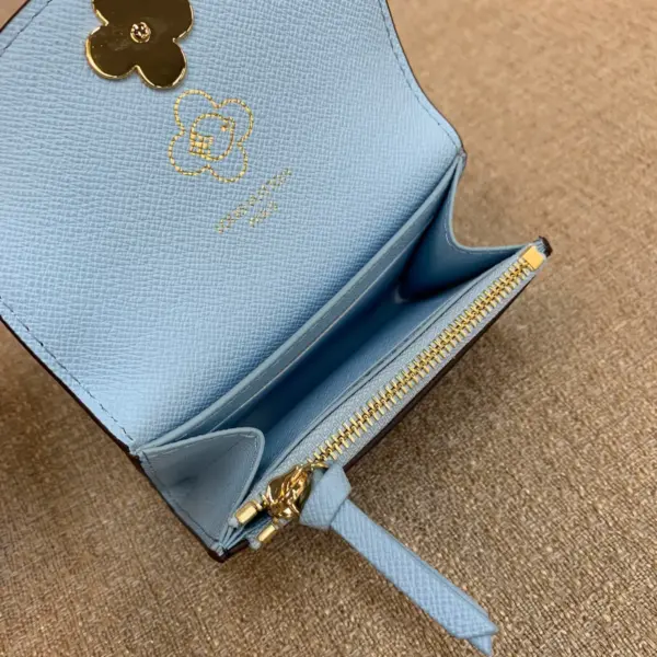 高仿LV Rosalie零錢包Snow Show系列 | 限量聖誕Monogram帆布Vivienne設計-M12239 高仿LV