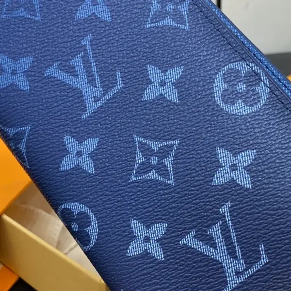 高仿LV Brazza Navy Monogram Gradient 男士錢包 | 漸變印花多功能設計-M11546