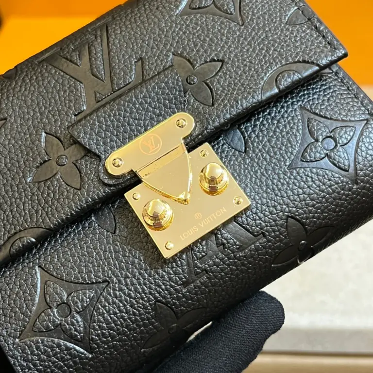 高仿LV Métis小型錢包 | Monogram Empreinte皮革 經典S-lock鎖扣設計-M80880