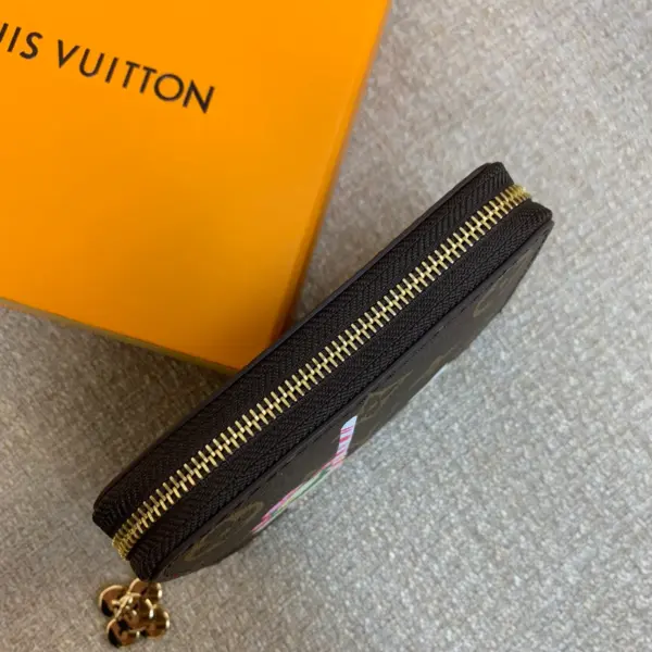 高仿LV 圣诞限定Candy Factory系列Vivienne玩偶拉链零钱包 | Monogram帆布红色甜点主题-M12210 15 高仿LV 高仿LV 圣诞限定Candy Factory系列Vivienne玩偶拉链零钱包 | Monogram帆布红色甜点主题-M12210 高仿LV