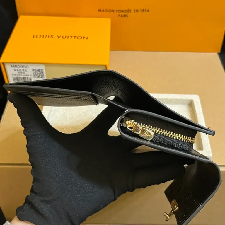 高仿LV Métis小型錢包 | Monogram Empreinte皮革 經典S-lock鎖扣設計-M80880