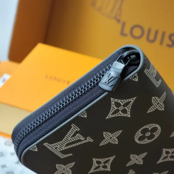 高仿LV Monogram Shadow壓花小牛皮橫式拉鏈錢包 | 橄欖綠多功能信用卡收納包-M12578 14 高仿LV Monogram Shadow壓花小牛皮橫式拉鏈錢包 | 橄欖綠多功能信用卡收納包-M12578