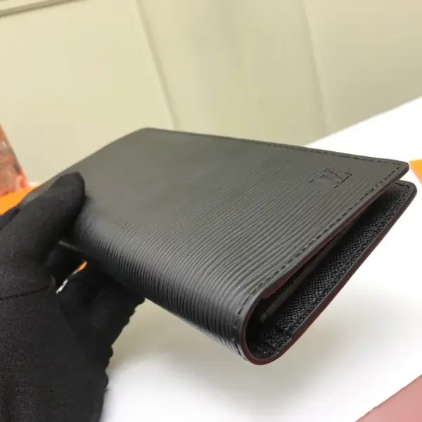 高仿LV Brazza Epi皮革多功能錢包 - 12卡位大容量設計 附零錢格-M60622 14 高仿LV Brazza Epi皮革多功能錢包 - 12卡位大容量設計 附零錢格-M60622