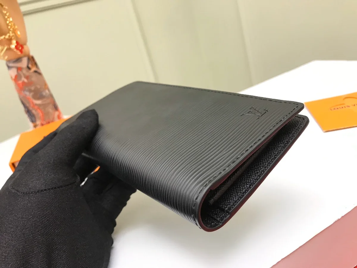 高仿LV Brazza Epi皮革多功能錢包 - 12卡位大容量設計 附零錢格-M60622 5 高仿LV Brazza Epi皮革多功能錢包 - 12卡位大容量設計 附零錢格-M60622