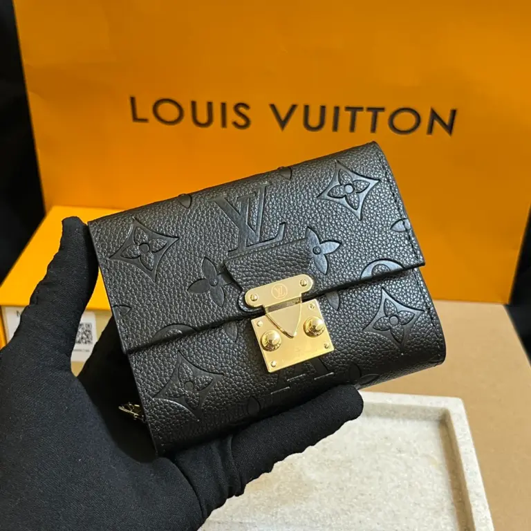 高仿LV Métis小型錢包 | Monogram Empreinte皮革 經典S-lock鎖扣設計-M80880