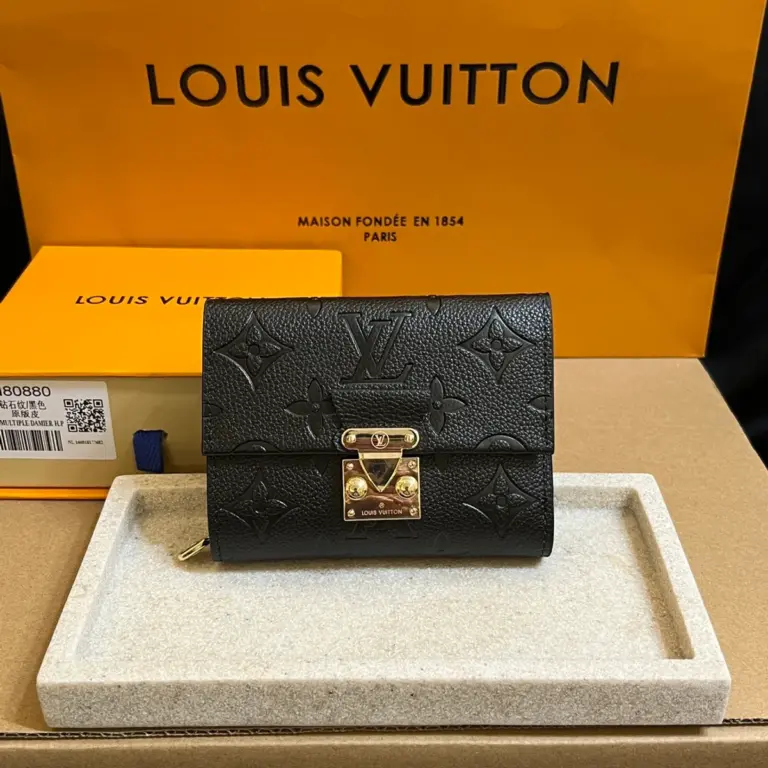 高仿LV Métis小型錢包 | Monogram Empreinte皮革 經典S-lock鎖扣設計-M80880