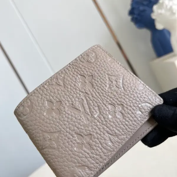 高仿LV Multiple男士短夾錢包 | Taurillon Monogram壓花牛皮 時尚實用設計-M13890 10 高仿LV Multiple男士短夾錢包 | Taurillon Monogram壓花牛皮 時尚實用設計-M13890