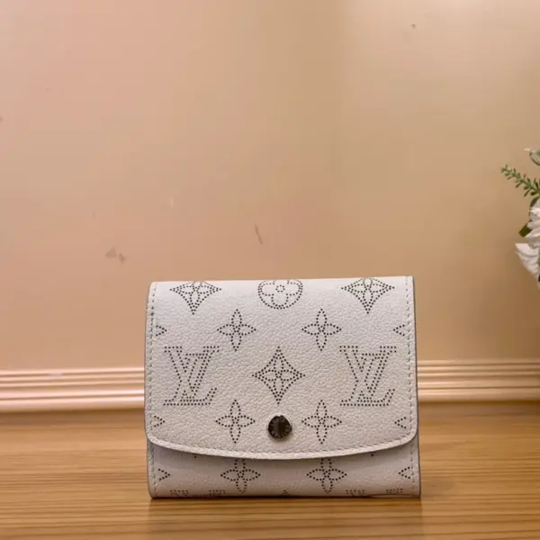 高仿包包LV Iris 小型錢包 | Mahina皮革 Monogram打孔通花設計-M62542 高仿包包