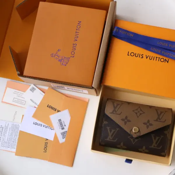 高仿LV LV Victorine短夾錢包 | Monogram Reverse塗層帆布 多功能設計-M81557