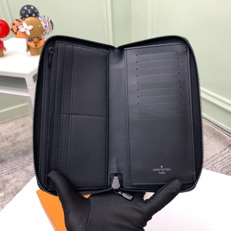 高仿LV 男士Taurillon皮革Monogram压花拉链直式钱包 - 优雅多功能设计-M69047