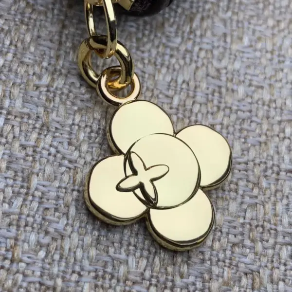 高仿LV 圣诞限定Candy Factory系列Vivienne玩偶拉链零钱包 | Monogram帆布红色甜点主题-M12210 19 高仿LV 高仿LV 圣诞限定Candy Factory系列Vivienne玩偶拉链零钱包 | Monogram帆布红色甜点主题-M12210 高仿LV