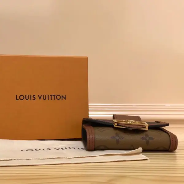 高仿LV Dauphine小型錢包 | Monogram Reverse帆布 磁扣設計 多卡位零錢包-M68725