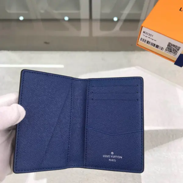 高仿LV 男士袋裝萬用錢包 - 海軍藍Taïga皮革Monogram帆布短夾-M30301