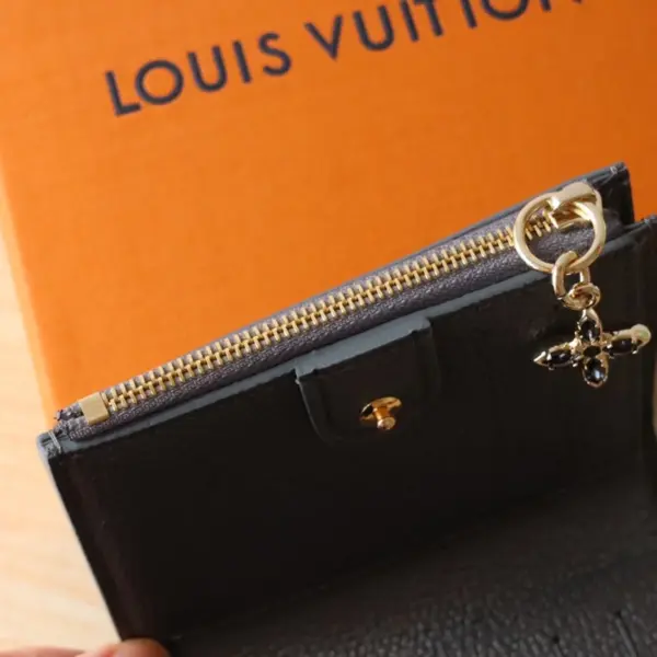 高仿LV Lisa Monogram Empreinte闪亮效果女士短夹 - 派对季奢华之选-M12536 高仿LV