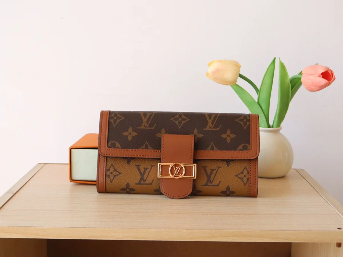 高仿LV Sarah Dauphine 錢包 | Monogram 翻轉帆布設計 12卡位拉鏈零錢格-M46645 2 高仿LV Sarah Dauphine 錢包 | Monogram 翻轉帆布設計 12卡位拉鏈零錢格-M46645