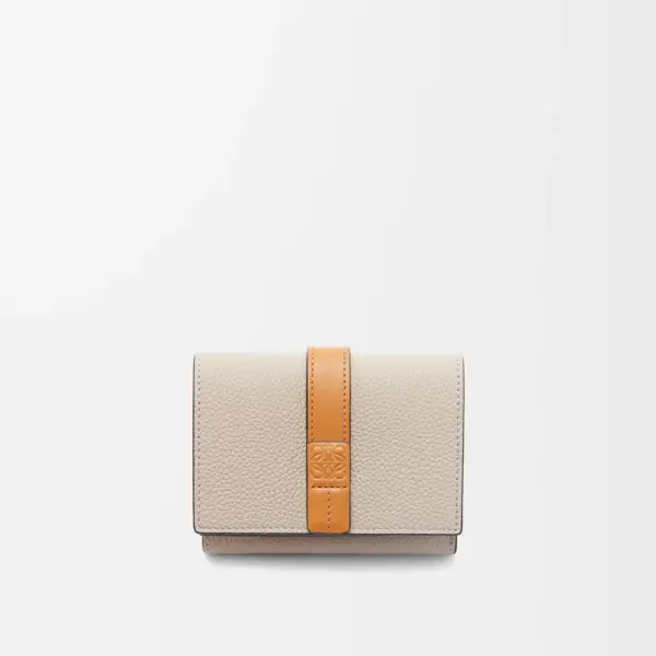 Loewe-羅意威 淺燕麥 / 蜂蜜色柔軟粒面牛皮 Anagram 三折短夾