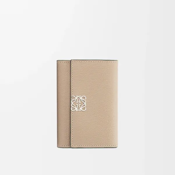Loewe-羅意威 沙色小號鵝卵石紋牛皮 Anagram 豎款短夾