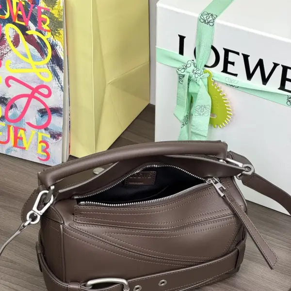Loewe-羅意威 布朗尼深棕大號亮面牛皮革 Puzzle Biker 手拿包