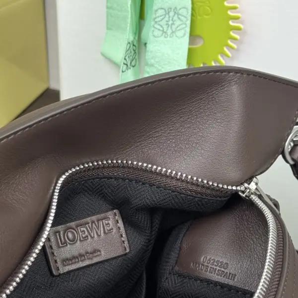 Loewe-羅意威 布朗尼深棕大號亮面牛皮革 Puzzle Biker 手拿包