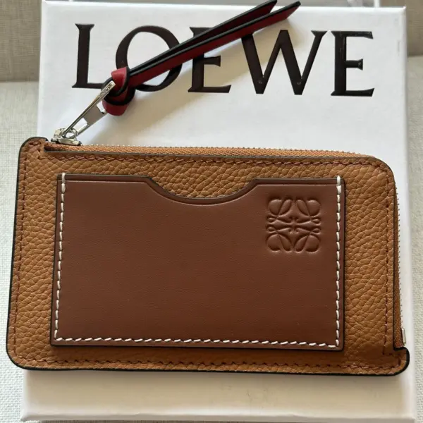 Loewe-羅意威 太妃糖色 / 棕褐色柔軟粒面牛皮革 Anagram 壓紋硬幣卡包 11 Loewe-羅意威 太妃糖色 / 棕褐色柔軟粒面牛皮革 Anagram 壓紋硬幣卡包