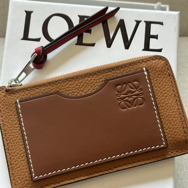 Loewe-羅意威 太妃糖色 / 棕褐色柔軟粒面牛皮革 Anagram 壓紋硬幣卡包 12 Loewe-羅意威 太妃糖色 / 棕褐色柔軟粒面牛皮革 Anagram 壓紋硬幣卡包