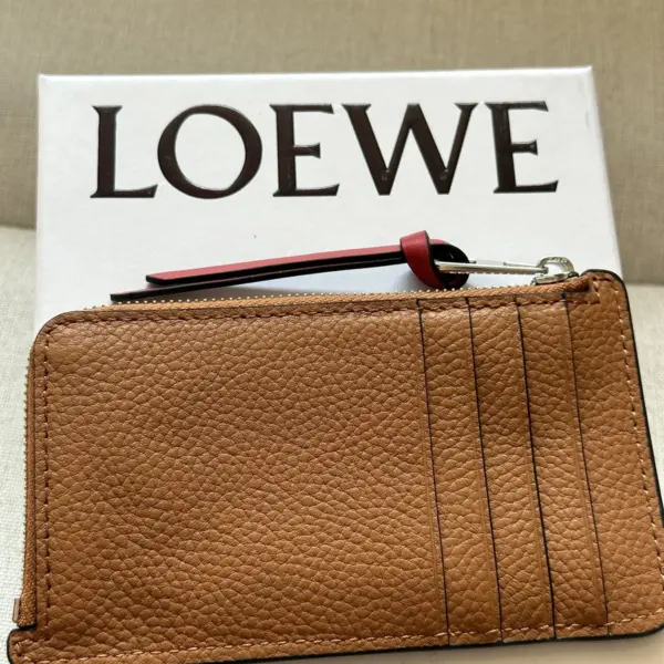 Loewe-羅意威 太妃糖色 / 棕褐色柔軟粒面牛皮革 Anagram 壓紋硬幣卡包 13 Loewe-羅意威 太妃糖色 / 棕褐色柔軟粒面牛皮革 Anagram 壓紋硬幣卡包