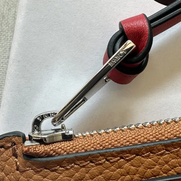 Loewe-羅意威 太妃糖色 / 棕褐色柔軟粒面牛皮革 Anagram 壓紋硬幣卡包 14 Loewe-羅意威 太妃糖色 / 棕褐色柔軟粒面牛皮革 Anagram 壓紋硬幣卡包
