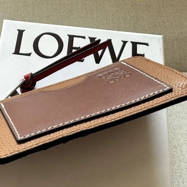 Loewe-羅意威 太妃糖色 / 棕褐色柔軟粒面牛皮革 Anagram 壓紋硬幣卡包 15 Loewe-羅意威 太妃糖色 / 棕褐色柔軟粒面牛皮革 Anagram 壓紋硬幣卡包