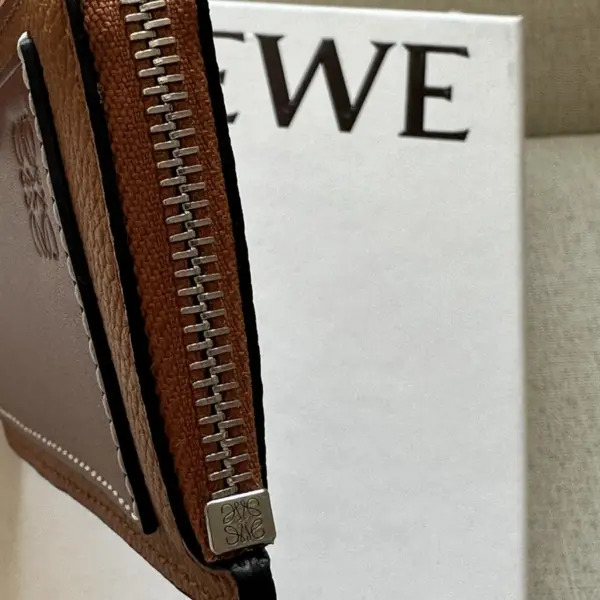 Loewe-羅意威 太妃糖色 / 棕褐色柔軟粒面牛皮革 Anagram 壓紋硬幣卡包 16 Loewe-羅意威 太妃糖色 / 棕褐色柔軟粒面牛皮革 Anagram 壓紋硬幣卡包
