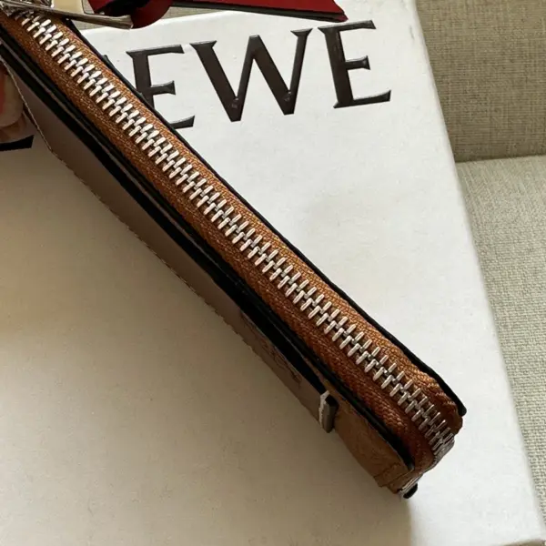 Loewe-羅意威 太妃糖色 / 棕褐色柔軟粒面牛皮革 Anagram 壓紋硬幣卡包 17 Loewe-羅意威 太妃糖色 / 棕褐色柔軟粒面牛皮革 Anagram 壓紋硬幣卡包