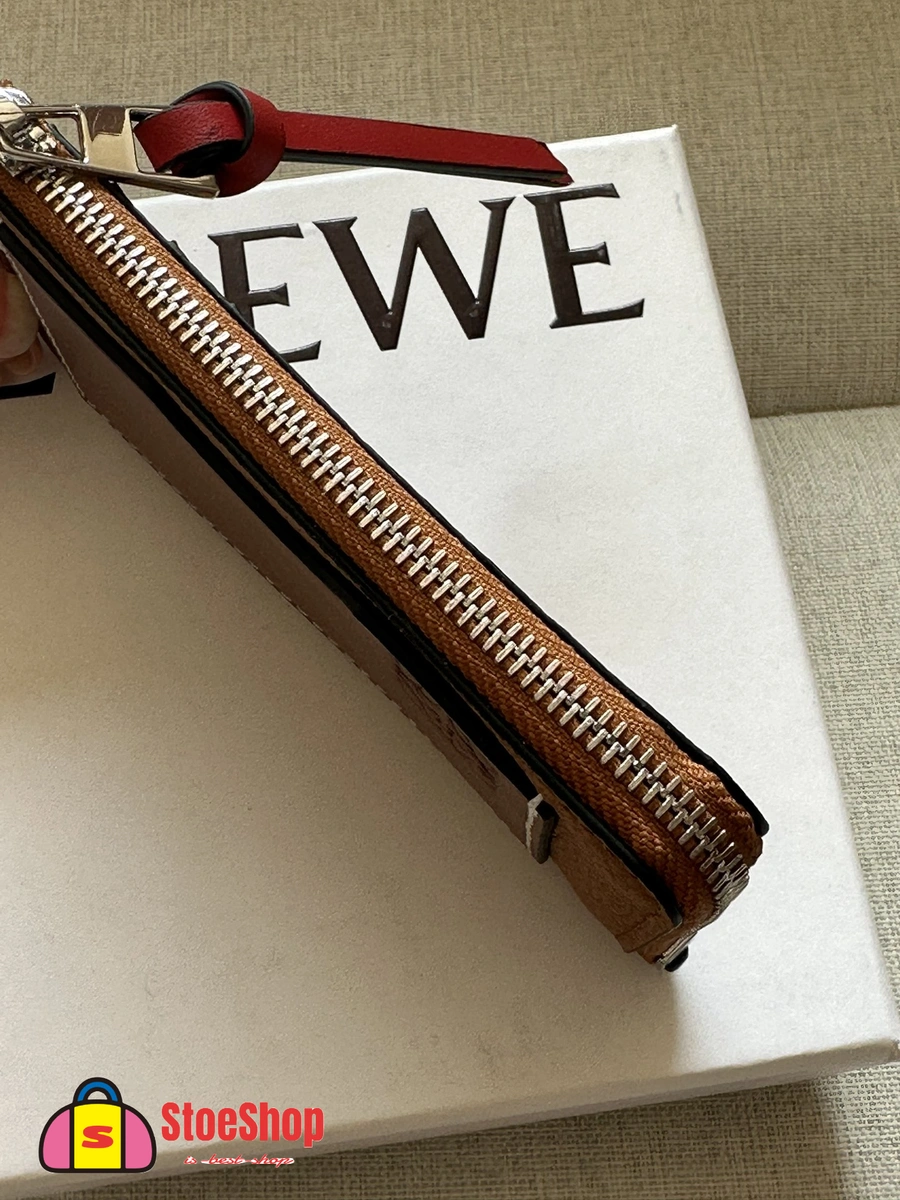 Loewe-羅意威 太妃糖色 / 棕褐色柔軟粒面牛皮革 Anagram 壓紋硬幣卡包 8 Loewe-羅意威 太妃糖色 / 棕褐色柔軟粒面牛皮革 Anagram 壓紋硬幣卡包