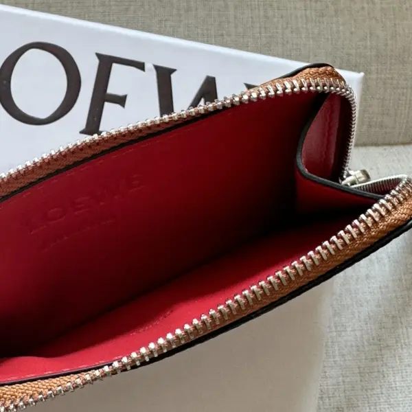 Loewe-羅意威 太妃糖色 / 棕褐色柔軟粒面牛皮革 Anagram 壓紋硬幣卡包 18 Loewe-羅意威 太妃糖色 / 棕褐色柔軟粒面牛皮革 Anagram 壓紋硬幣卡包