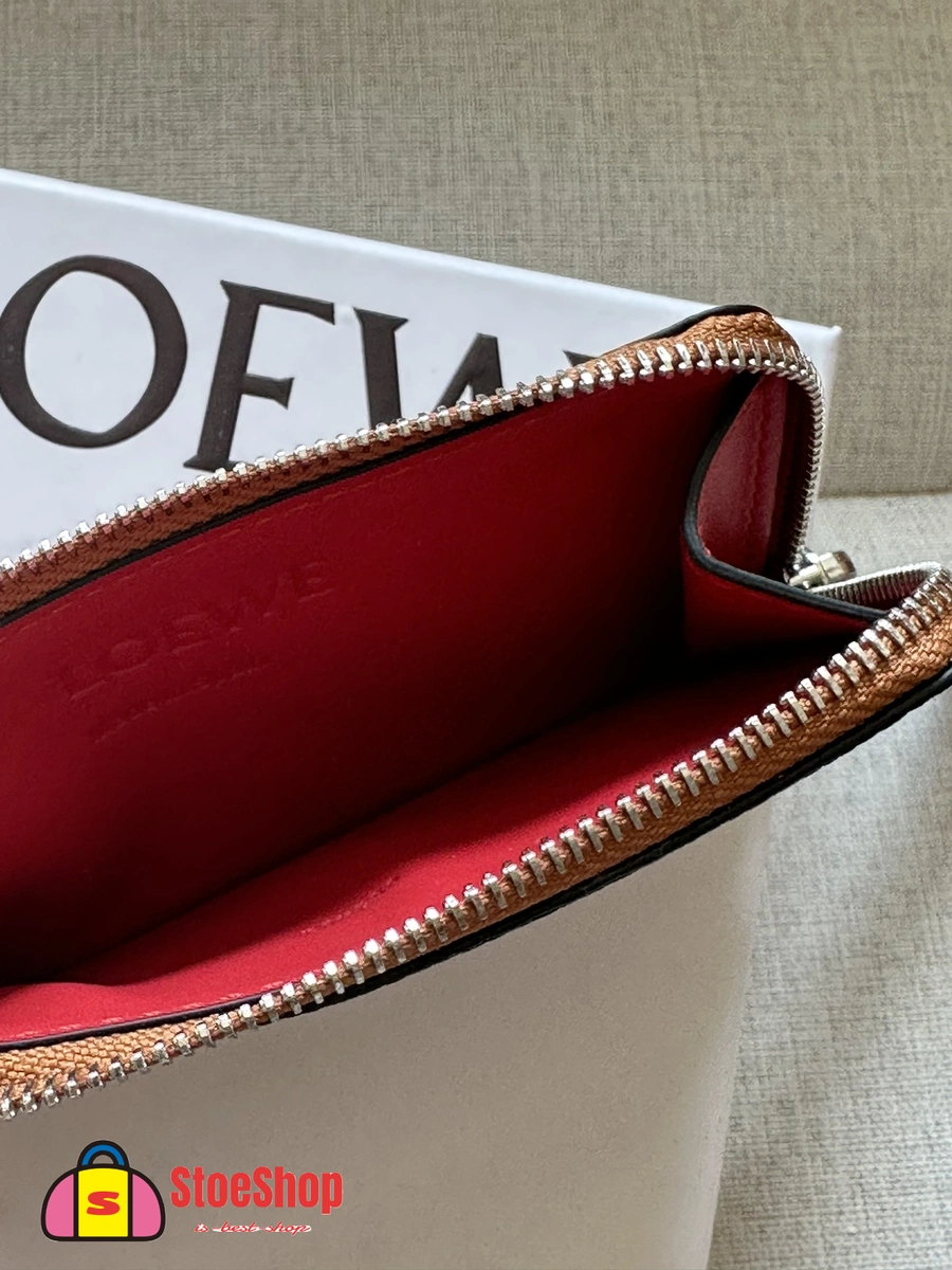 Loewe-羅意威 太妃糖色 / 棕褐色柔軟粒面牛皮革 Anagram 壓紋硬幣卡包 9 Loewe-羅意威 太妃糖色 / 棕褐色柔軟粒面牛皮革 Anagram 壓紋硬幣卡包