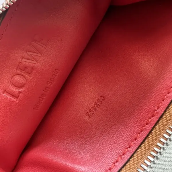 Loewe-羅意威 太妃糖色 / 棕褐色柔軟粒面牛皮革 Anagram 壓紋硬幣卡包 19 Loewe-羅意威 太妃糖色 / 棕褐色柔軟粒面牛皮革 Anagram 壓紋硬幣卡包