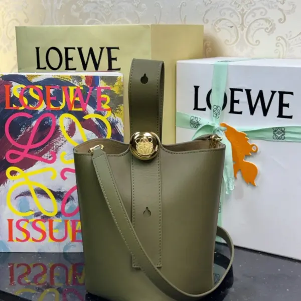 Loewe-羅意威 Pebble Bucket 系列 橄欖綠迷你光滑牛皮革斜挎水桶手袋