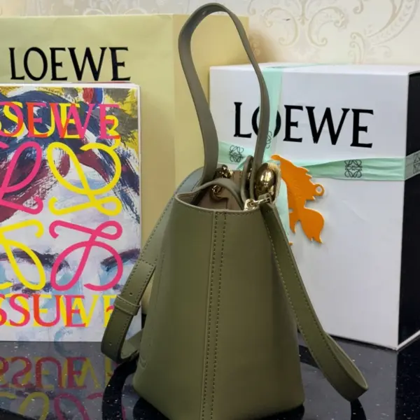 Loewe-羅意威 Pebble Bucket 系列 橄欖綠迷你光滑牛皮革斜挎水桶手袋