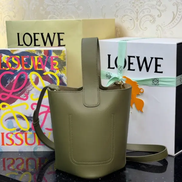 Loewe-羅意威 Pebble Bucket 系列 橄欖綠迷你光滑牛皮革斜挎水桶手袋