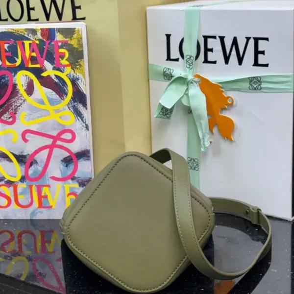 Loewe-羅意威 Pebble Bucket 系列 橄欖綠迷你光滑牛皮革斜挎水桶手袋