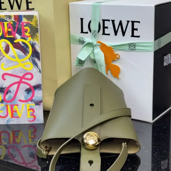 Loewe-羅意威 Pebble Bucket 系列 橄欖綠迷你光滑牛皮革斜挎水桶手袋